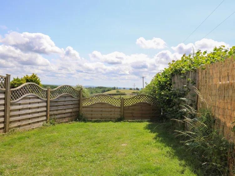 2 Bedroom Holiday Home In The Heart Of West Wales St Clears Bagian luar foto